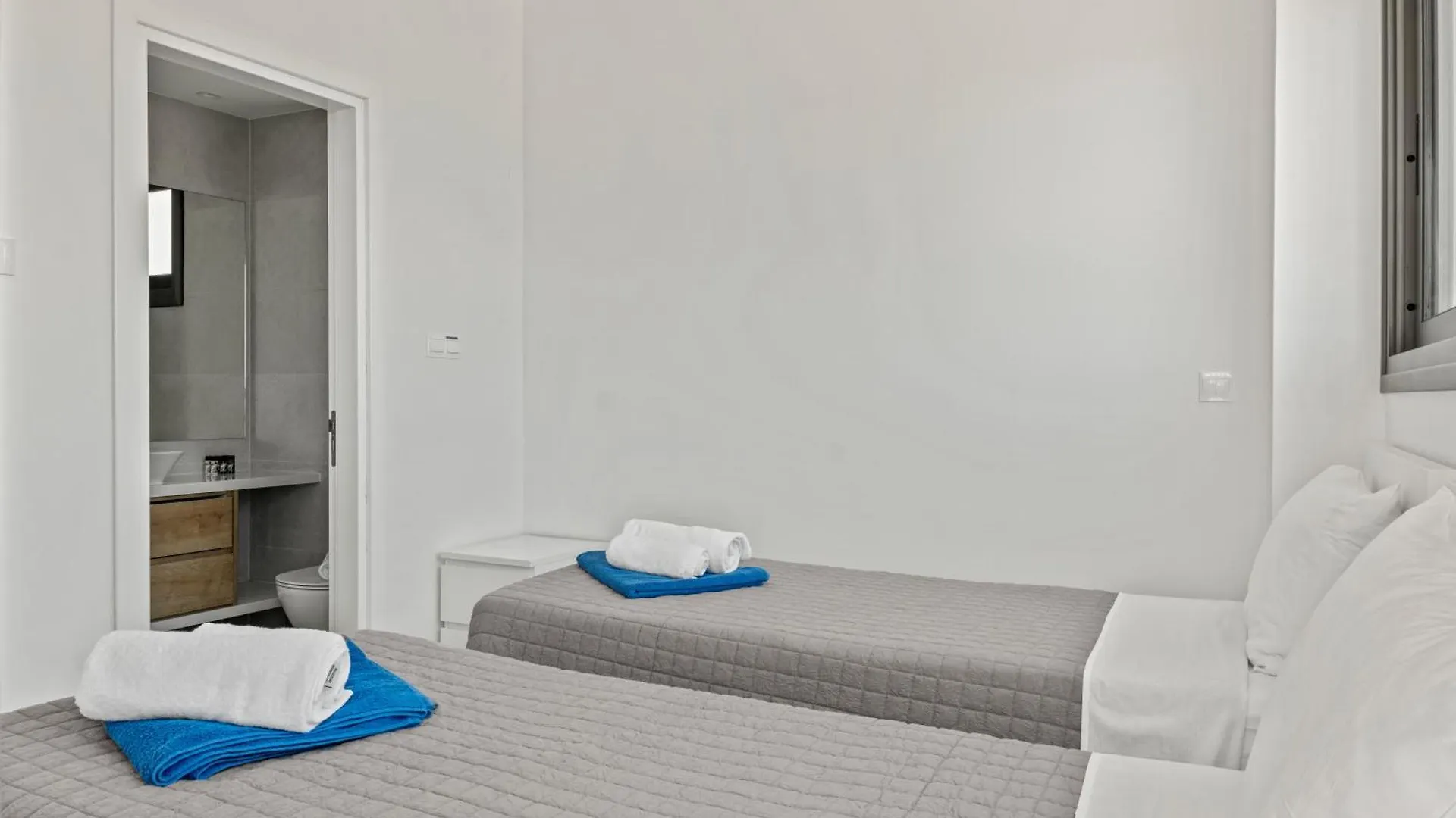 Serenity Waves Villa 16 Ларнака